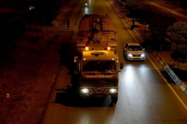 Τί συμβαίνει; Mαζική μεταφορά αυτοκινούμενων πυροβόλων από τον Τουρκικό στρατό στα σύνορα με τη Συρία (εικόνες)